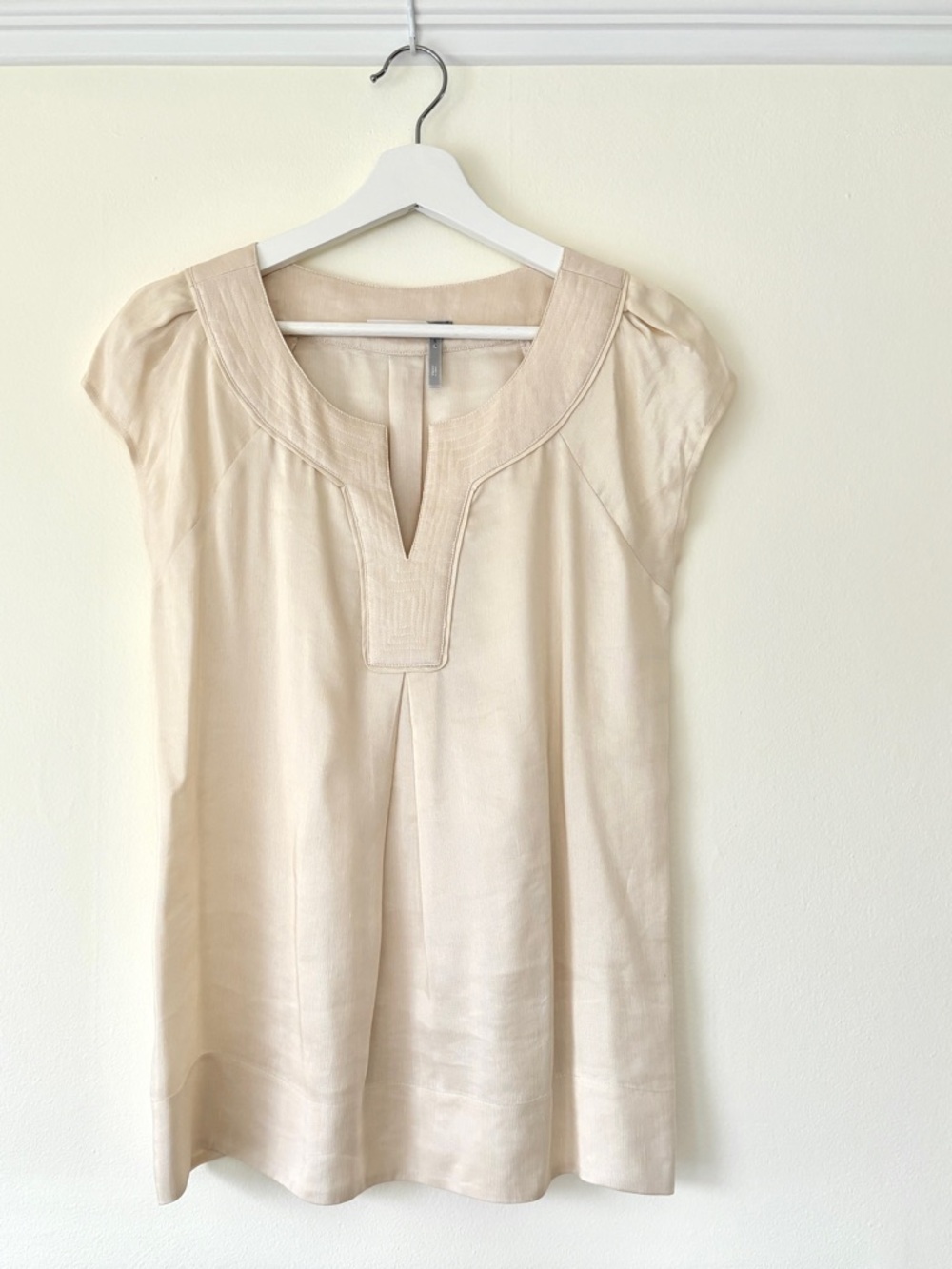linen silk beige cream scoop v-neck cap sleeve flowy blouse by Classiques Entier